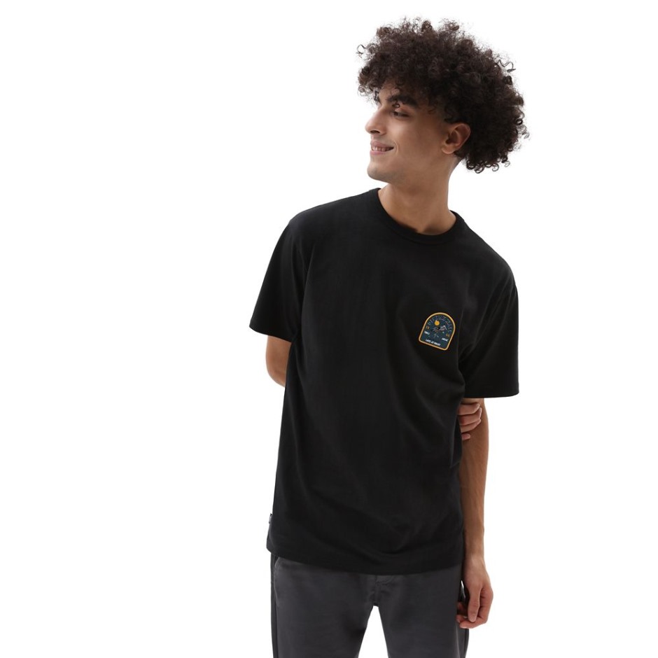 חולצת טריקו שחורה עם תיקון CDMI מחוץ לקיר
