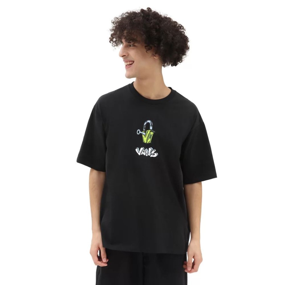 טנדרים מחוץ לקיר חולצת טריקו רפויה גרפית שחורה