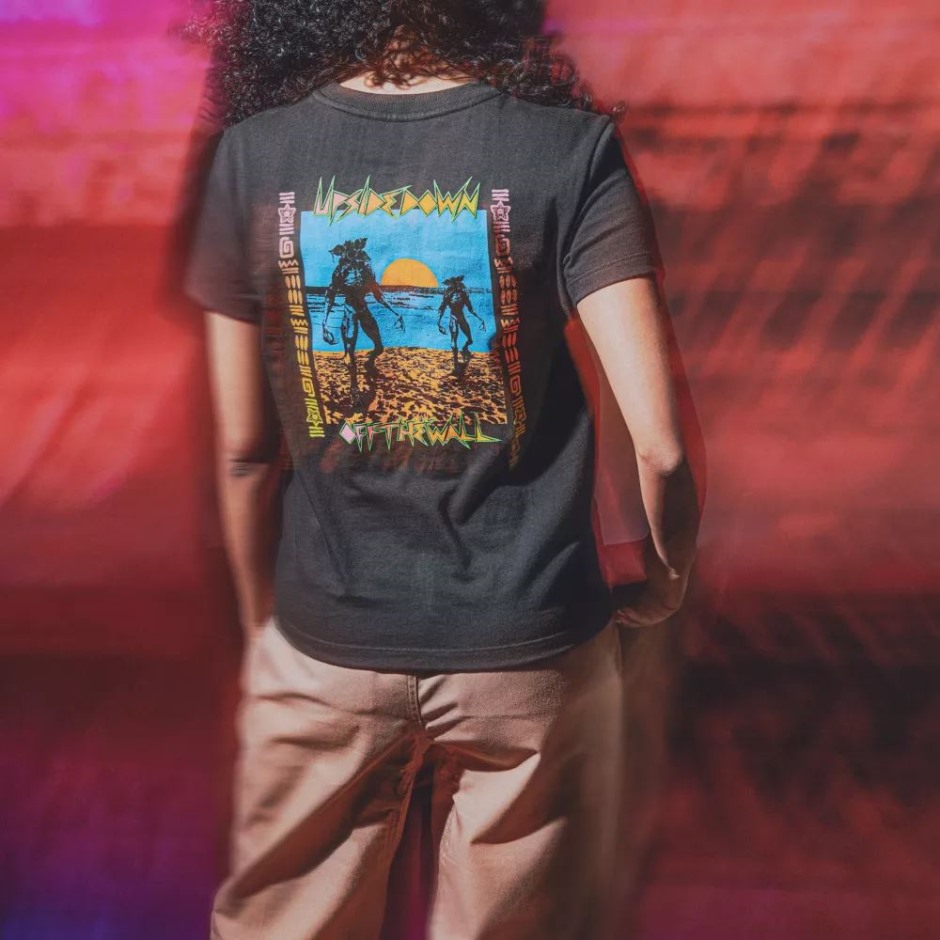 Vans X Stranger Things Surf's הפוך חולצה שחורה